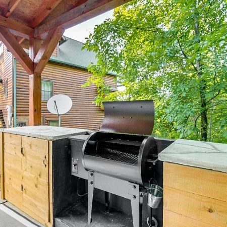 Fabulous Pet-Friendly, Family Cabin With Outdoor Kitchen, Hot Tub, Sauna, Fireplace, Theater Room, Arcade, Pool Table, And Fire Pit Within Minuties Of Dollywood Sevierville Eksteriør bilde