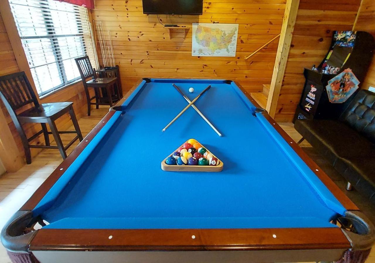 Fabulous Pet-Friendly, Family Cabin With Outdoor Kitchen, Hot Tub, Sauna, Fireplace, Theater Room, Arcade, Pool Table, And Fire Pit Within Minuties Of Dollywood Sevierville Eksteriør bilde