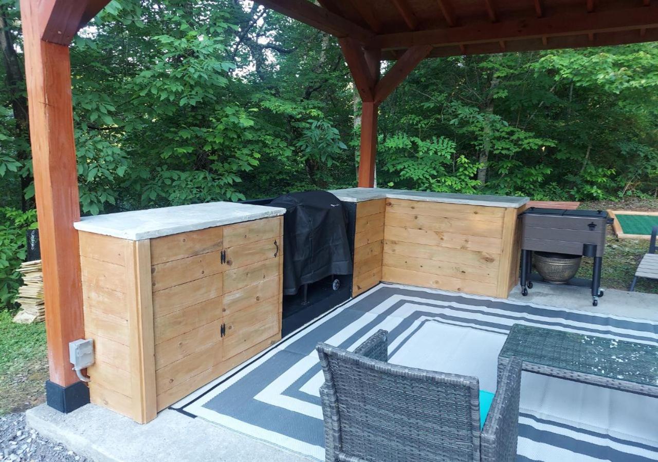 Fabulous Pet-Friendly, Family Cabin With Outdoor Kitchen, Hot Tub, Sauna, Fireplace, Theater Room, Arcade, Pool Table, And Fire Pit Within Minuties Of Dollywood Sevierville Eksteriør bilde