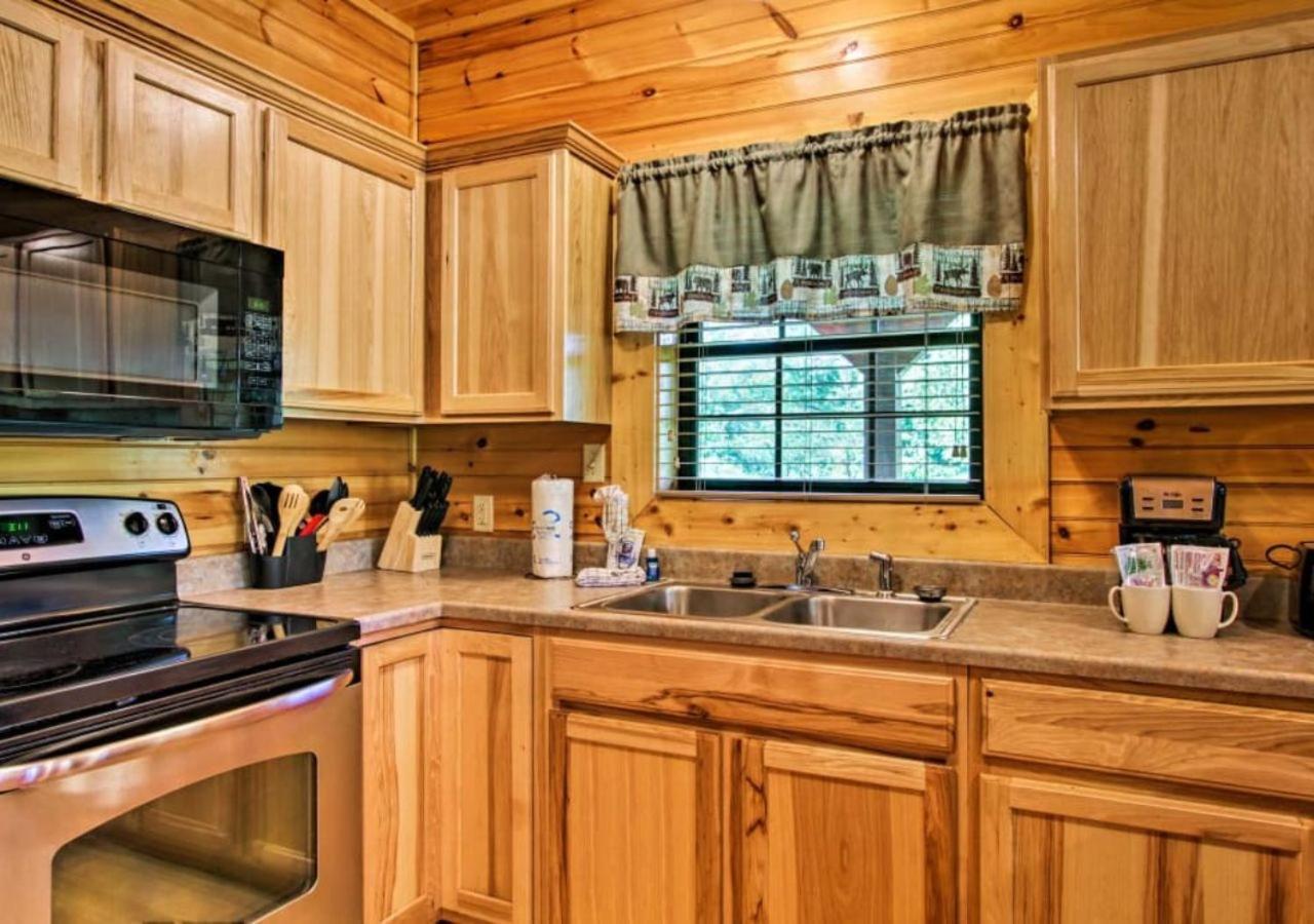 Fabulous Pet-Friendly, Family Cabin With Outdoor Kitchen, Hot Tub, Sauna, Fireplace, Theater Room, Arcade, Pool Table, And Fire Pit Within Minuties Of Dollywood Sevierville Eksteriør bilde