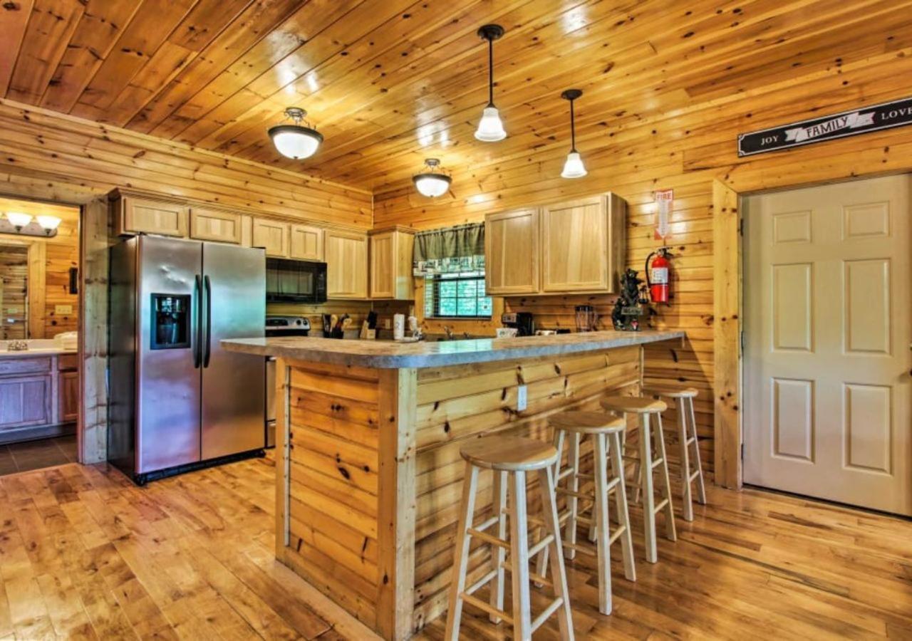 Fabulous Pet-Friendly, Family Cabin With Outdoor Kitchen, Hot Tub, Sauna, Fireplace, Theater Room, Arcade, Pool Table, And Fire Pit Within Minuties Of Dollywood Sevierville Eksteriør bilde