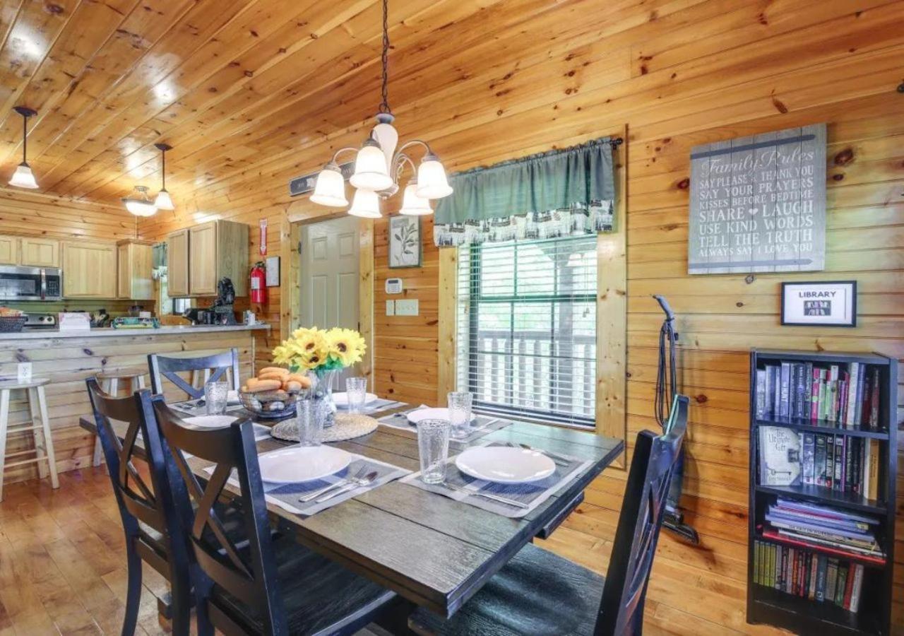 Fabulous Pet-Friendly, Family Cabin With Outdoor Kitchen, Hot Tub, Sauna, Fireplace, Theater Room, Arcade, Pool Table, And Fire Pit Within Minuties Of Dollywood Sevierville Eksteriør bilde