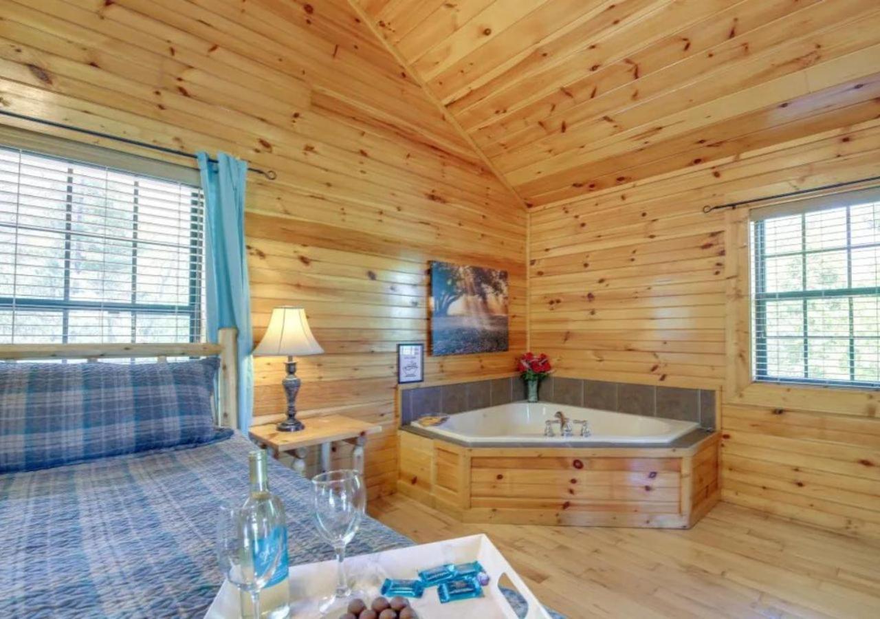 Fabulous Pet-Friendly, Family Cabin With Outdoor Kitchen, Hot Tub, Sauna, Fireplace, Theater Room, Arcade, Pool Table, And Fire Pit Within Minuties Of Dollywood Sevierville Eksteriør bilde