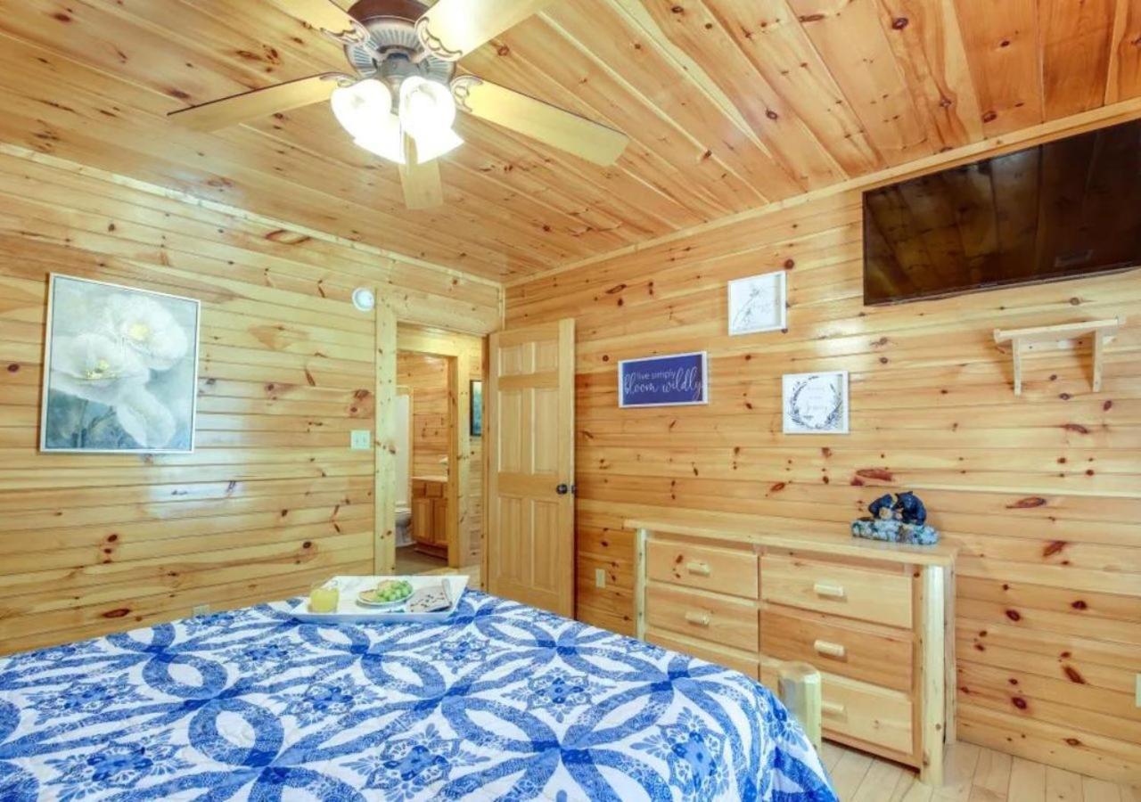 Fabulous Pet-Friendly, Family Cabin With Outdoor Kitchen, Hot Tub, Sauna, Fireplace, Theater Room, Arcade, Pool Table, And Fire Pit Within Minuties Of Dollywood Sevierville Eksteriør bilde