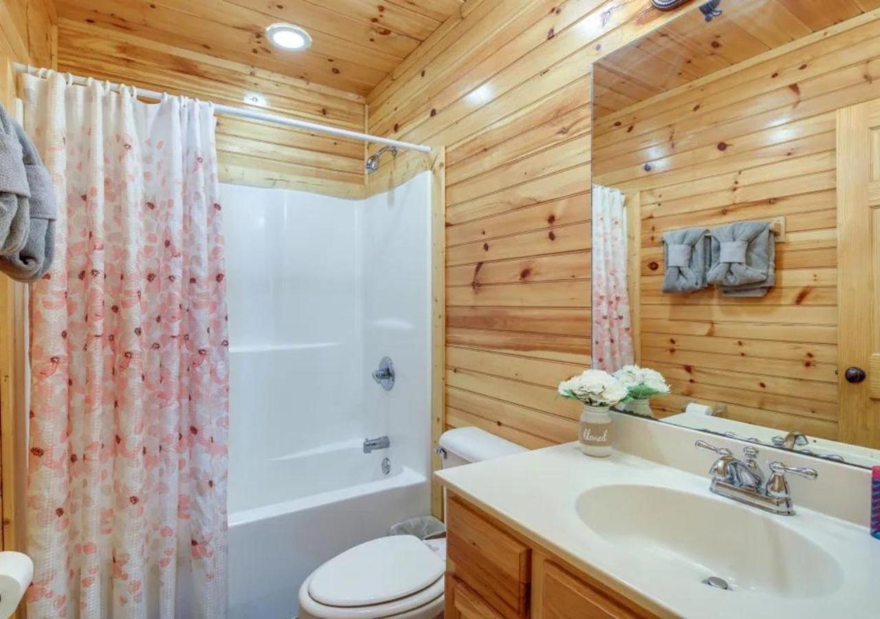 Fabulous Pet-Friendly, Family Cabin With Outdoor Kitchen, Hot Tub, Sauna, Fireplace, Theater Room, Arcade, Pool Table, And Fire Pit Within Minuties Of Dollywood Sevierville Eksteriør bilde
