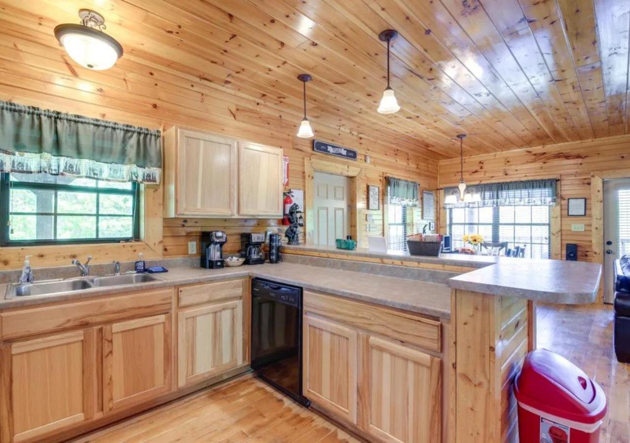 Fabulous Pet-Friendly, Family Cabin With Outdoor Kitchen, Hot Tub, Sauna, Fireplace, Theater Room, Arcade, Pool Table, And Fire Pit Within Minuties Of Dollywood Sevierville Eksteriør bilde