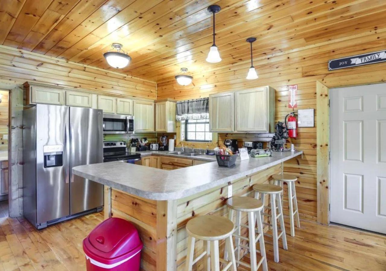 Fabulous Pet-Friendly, Family Cabin With Outdoor Kitchen, Hot Tub, Sauna, Fireplace, Theater Room, Arcade, Pool Table, And Fire Pit Within Minuties Of Dollywood Sevierville Eksteriør bilde