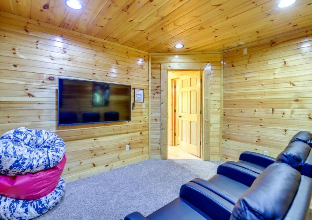 Fabulous Pet-Friendly, Family Cabin With Outdoor Kitchen, Hot Tub, Sauna, Fireplace, Theater Room, Arcade, Pool Table, And Fire Pit Within Minuties Of Dollywood Sevierville Eksteriør bilde