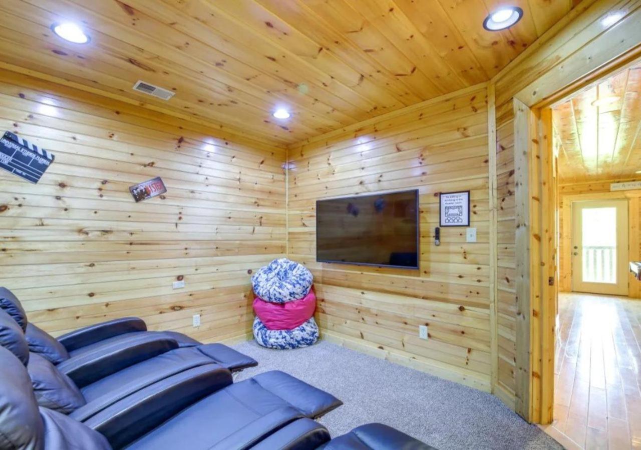 Fabulous Pet-Friendly, Family Cabin With Outdoor Kitchen, Hot Tub, Sauna, Fireplace, Theater Room, Arcade, Pool Table, And Fire Pit Within Minuties Of Dollywood Sevierville Eksteriør bilde